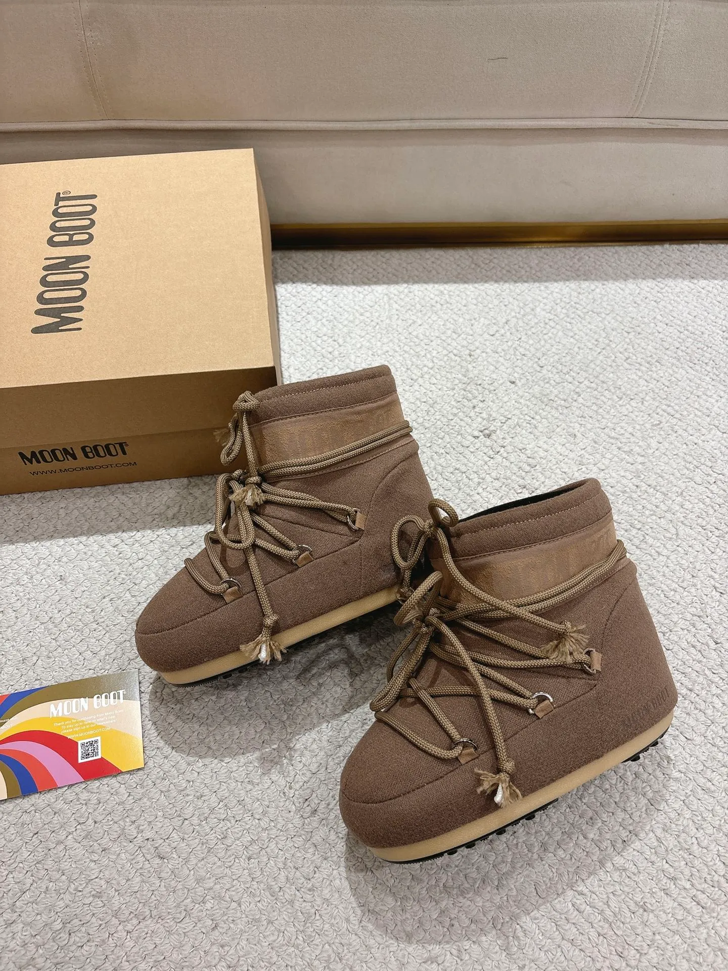 p620 [Exclusive top quality | New upgrade] Moon Boot 2025 autumn and winter hot snow boots are here! Don’t just focus on UGG anymore, fashionistas have already changed to these "ugly moon boots" ✨ 🔥Forget UGG! The Moon Boot that was once popular throughout the millennium is back! At that time, Paris Hilton, Victoria Beckham and other top icons were wearing it. Now with the strong return of the Y2K trend, the same QQ show outfit is a must-have for young people!  👢Hidden within 4cm, the legs are slimmer. 💫Looks fluffy, but actually looks slimmer. ❄️Full marks for thermal insulation, no longer cold in winter. 🌟Same style for men and women, regardless of left or right, easy to match. Don’t look at it’s cute appearance, but it instantly transforms into a trend focus! If you want both warmth and style, this is a must-have! ❶Material: original customized nylon cloth ❷Lining: original 100% silk cotton liner ❸Feet: original 100% silk cotton liner ❹Outsole: original molded two-color non-slip outsole ❺Sole thickness: 4cm (including inner height increase) ❻Code number: 35/38; 39/41 ❼Packaging: original full set of packaging ☀Color: official website updated simultaneously